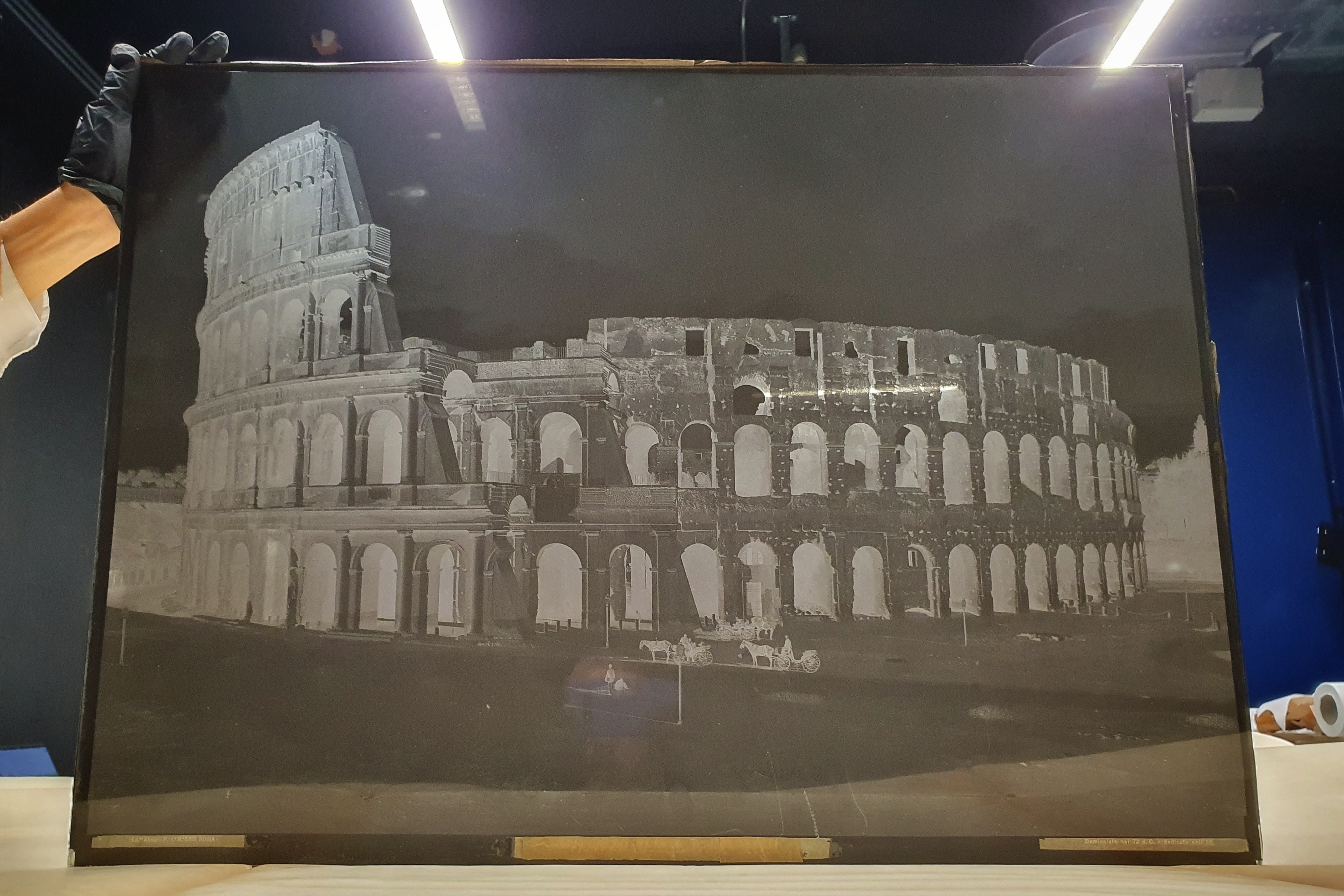 Fratelli Alinari, Veduta del Colosseo, Roma. Il negativo fa parte del corpus delle lastre extra formato, negativo alla gelatina ai sali d'argento su lastra di vetro, dimensioni 55,1 x 75,2 x 0,3 cm, Archivi Alinari, Firenze